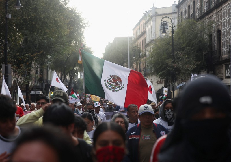 Demonstran bentrok dengan petugas polisi dalam pawai untuk memperingati 57 tahun pembantaian Lapangan Tlatelolco tahun 1968, di mana mahasiswa ditembak mati oleh militer di Mexico City, Meksiko, Kamis (2/10/2025). (REUTERS/Henry Romero)