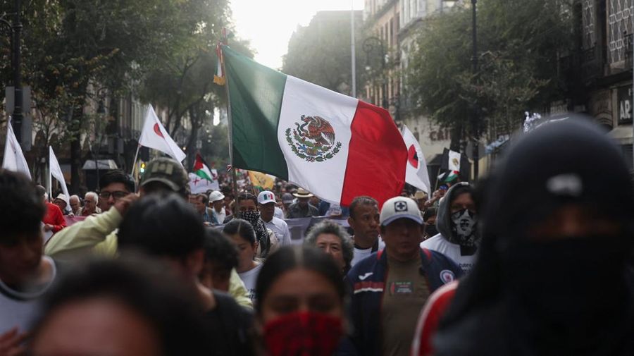 Demonstran bentrok dengan petugas polisi dalam pawai untuk memperingati 57 tahun pembantaian Lapangan Tlatelolco tahun 1968, di mana mahasiswa ditembak mati oleh militer di Mexico City, Meksiko, Kamis (2/10/2025). (REUTERS/Henry Romero)