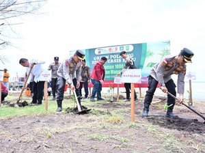 Kapolda Riau dan Himpunan Mahasiswa Persis Tanam Mangrove di Bengkalis
