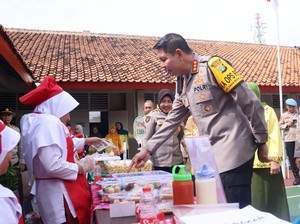 Kapolres Jaktim Tinjau MBG di SD Kemala Bhayangkari 5, Bagikan Angket Menu
