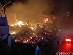 Kebakaran Hebat di Probolinggo Hanguskan Toko, Bengkel, dan 2 Rumah