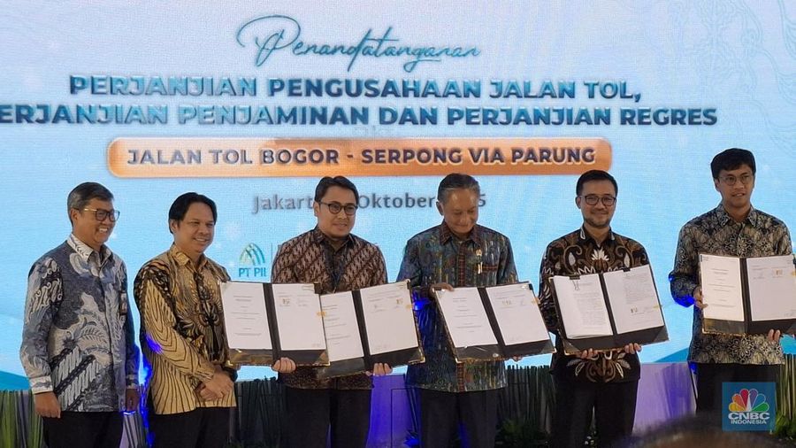 Kementerian Pekerjaan Umum (PU) resmi melakukan penandatanganan pengusahaan tol dengan Badan Usaha Jalan Tol (BUJT) PT Bogor Serpong Infra Selaras (BSIS). (CNBC Indonesia/Chandra Dwi Pranata)