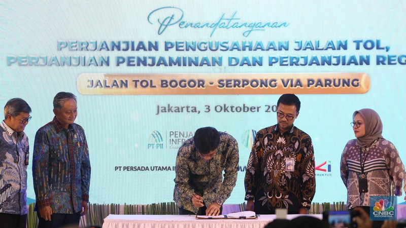 Menteri Pekerjaan Umum Dody Hanggodo menyaksikan langsung Penandatanganan Perjanjian Pengusahaan Jalan Tol (PPPJT) serta Perjanjian Penjaminan dan Perjanjian Regres pada Pengusahaan Jalan Tol Bogor - Serpong (via Parung), Jakarta, Jumat, (3/10/2025). Menteri Pekerjaan Umum Dody Hanggodo menyaksikan langsung Penandatanganan Perjanjian Pengusahaan Jalan Tol (PPPJT) serta Perjanjian Penjaminan dan Perjanjian Regres pada Pengusahaan Jalan Tol Bogor - Serpong (via Parung), Jakarta, Jumat, (3/10/2025). (CNBC Indonesia/Muhammad Sabki)