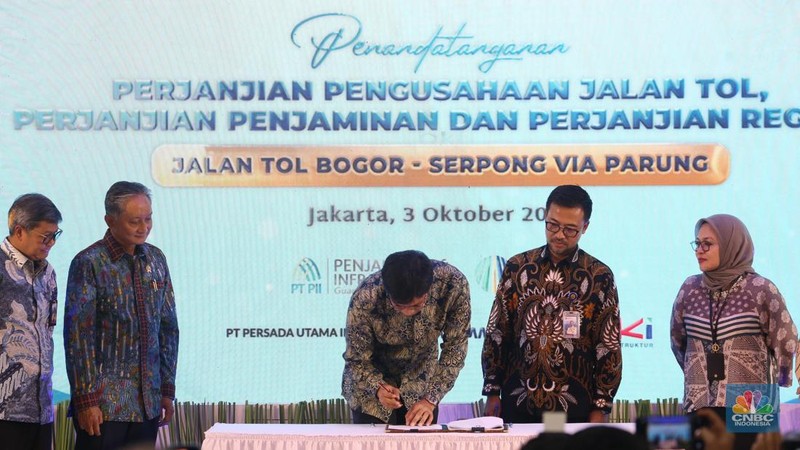 Menteri Pekerjaan Umum Dody Hanggodo menyaksikan langsung Penandatanganan Perjanjian Pengusahaan Jalan Tol (PPPJT) serta Perjanjian Penjaminan dan Perjanjian Regres pada Pengusahaan Jalan Tol Bogor - Serpong (via Parung), Jakarta, Jumat, (3/10/2025). (CNBC Indonesia/Muhammad Sabki)