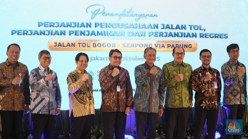Menteri Pekerjaan Umum Dody Hanggodo menyaksikan langsung Penandatanganan Perjanjian Pengusahaan Jalan Tol (PPPJT) serta Perjanjian Penjaminan dan Perjanjian Regres pada Pengusahaan Jalan Tol Bogor - Serpong (via Parung), Jakarta, Jumat, (3/10/2025). Menteri Pekerjaan Umum Dody Hanggodo menyaksikan langsung Penandatanganan Perjanjian Pengusahaan Jalan Tol (PPPJT) serta Perjanjian Penjaminan dan Perjanjian Regres pada Pengusahaan Jalan Tol Bogor - Serpong (via Parung), Jakarta, Jumat, (3/10/2025). (CNBC Indonesia/Muhammad Sabki)