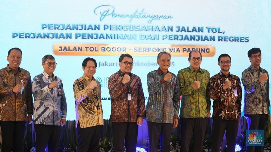 Menteri Pekerjaan Umum Dody Hanggodo menyaksikan langsung Penandatanganan Perjanjian Pengusahaan Jalan Tol (PPPJT) serta Perjanjian Penjaminan dan Perjanjian Regres pada Pengusahaan Jalan Tol Bogor - Serpong (via Parung), Jakarta, Jumat, (3/10/2025). (CNBC Indonesia/Muhammad Sabki)