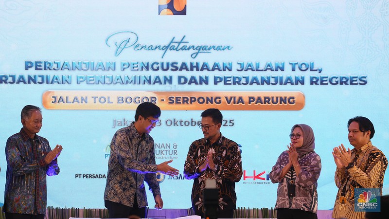 Menteri Pekerjaan Umum Dody Hanggodo menyaksikan langsung Penandatanganan Perjanjian Pengusahaan Jalan Tol (PPPJT) serta Perjanjian Penjaminan dan Perjanjian Regres pada Pengusahaan Jalan Tol Bogor - Serpong (via Parung), Jakarta, Jumat, (3/10/2025). (CNBC Indonesia/Muhammad Sabki)