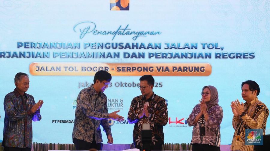 Menteri Pekerjaan Umum Dody Hanggodo menyaksikan langsung Penandatanganan Perjanjian Pengusahaan Jalan Tol (PPPJT) serta Perjanjian Penjaminan dan Perjanjian Regres pada Pengusahaan Jalan Tol Bogor - Serpong (via Parung), Jakarta, Jumat, (3/10/2025). (CNBC Indonesia/Muhammad Sabki)