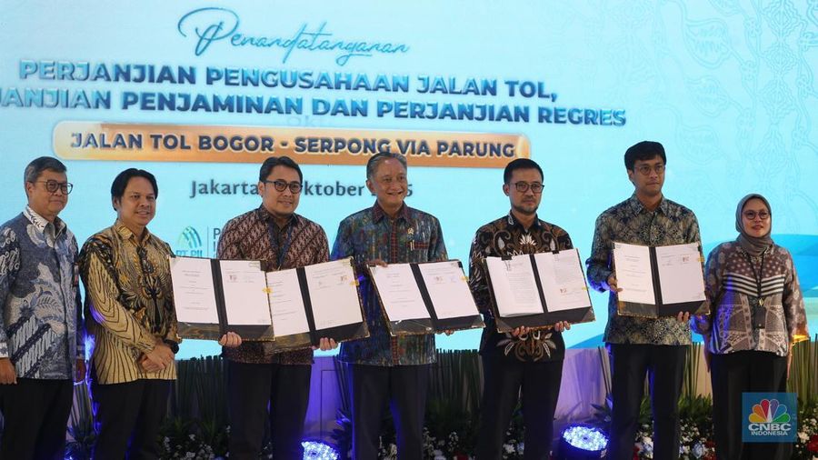 Menteri Pekerjaan Umum Dody Hanggodo menyaksikan langsung Penandatanganan Perjanjian Pengusahaan Jalan Tol (PPPJT) serta Perjanjian Penjaminan dan Perjanjian Regres pada Pengusahaan Jalan Tol Bogor - Serpong (via Parung), Jakarta, Jumat, (3/10/2025). (CNBC Indonesia/Muhammad Sabki)