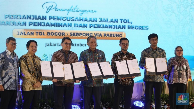 Menteri Pekerjaan Umum Dody Hanggodo menyaksikan langsung Penandatanganan Perjanjian Pengusahaan Jalan Tol (PPPJT) serta Perjanjian Penjaminan dan Perjanjian Regres pada Pengusahaan Jalan Tol Bogor - Serpong (via Parung), Jakarta, Jumat, (3/10/2025). (CNBC Indonesia/Muhammad Sabki)