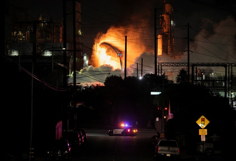 Api dan asap dari kebakaran besar mengepul dari kilang Chevron, di El Segundo, California, AS, 2 Oktober 2025. (REUTERS/Daniel Cole)