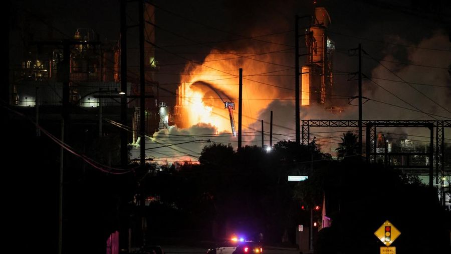 Api dan asap dari kebakaran besar mengepul dari kilang Chevron, di El Segundo, California, AS, 2 Oktober 2025. (REUTERS/Daniel Cole)
