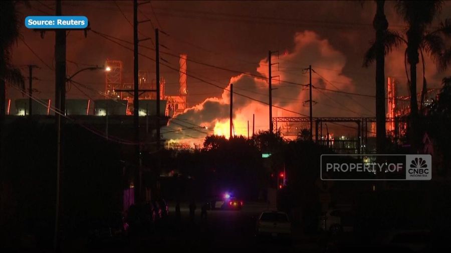 Kebakaran besar meletus di unit produksi bahan bakar jet di kilang minyak Chevron (CVX.N) di El Segundo, dekat Los Angeles, pada Kamis (2/10) malam.