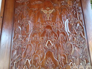 Menyibak Makna di Balik Motif Ukiran Lawang Kahagung Keraton Kacirebonan