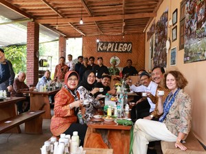 Ngopi di Gombengsari Banyuwangi, Luhut: Kopinya Mantap!