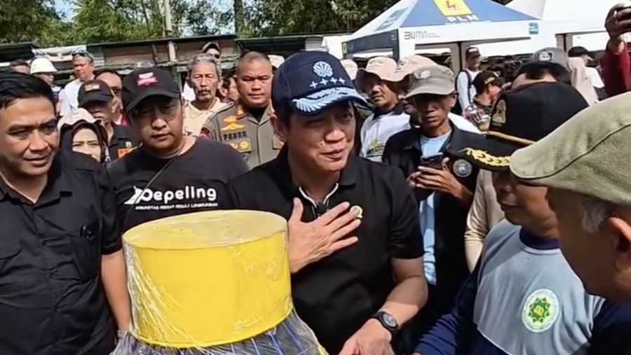Menteri Lingkungan Hidup, Hanif Faisol Nurofiq bersama berbagai elemen masyarakat membersihkan sungai Cisarua yang mengalir deras ke sungai Ciliwung, Bogor, Jawa Barat, Jumat (03/10/2025). (Instagram/haniffaisolnurofiq)