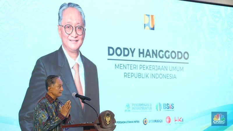 Menteri Pekerjaan Umum Dody Hanggodo menyaksikan langsung Penandatanganan Perjanjian Pengusahaan Jalan Tol (PPPJT) serta Perjanjian Penjaminan dan Perjanjian Regres pada Pengusahaan Jalan Tol Bogor - Serpong (via Parung), Jakarta, Jumat, (3/10/2025). (CNBC Indonesia/Muhammad Sabki)