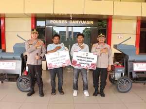 Kapolres Banyuasin Serahkan Bantuan Mesin Pipil Jagung dari Kapolri untuk Petani