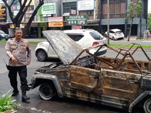 Video Mobil Pengantin Terbakar di Depan Gereja Bernadet Bintaro