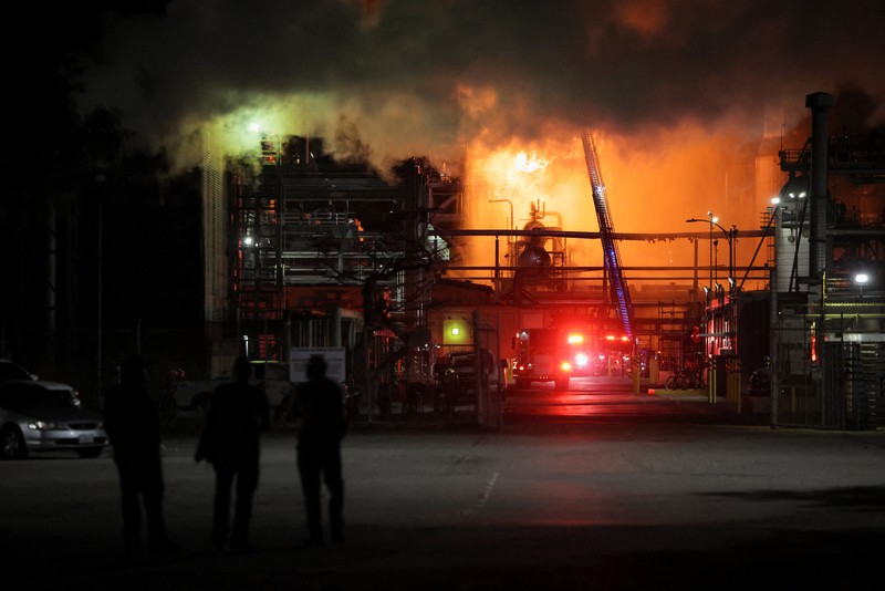 Api dan asap dari kebakaran besar mengepul dari kilang Chevron, di El Segundo, California, AS, 2 Oktober 2025. (REUTERS/Daniel Cole)