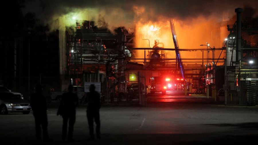 Api dan asap dari kebakaran besar mengepul dari kilang Chevron, di El Segundo, California, AS, 2 Oktober 2025. (REUTERS/Daniel Cole)