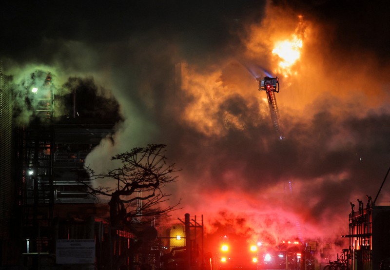 Api dan asap dari kebakaran besar mengepul dari kilang Chevron, di El Segundo, California, AS, 2 Oktober 2025. (REUTERS/Daniel Cole)