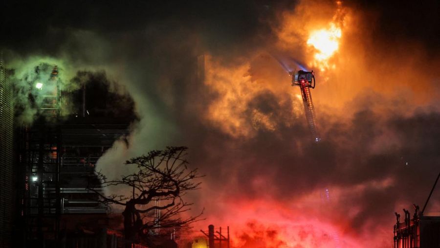 Petugas pemadam kebakaran bekerja untuk memadamkan kebakaran besar yang terjadi di kilang Chevron, di El Segundo, California, AS, 2 Oktober 2025. (REUTERS/Daniel Cole)