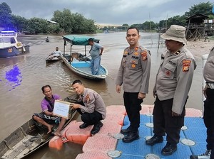 Dari Tepian Sungai Siak Pekanbaru, Polisi Menyapa Bawa Bantuan bagi Nelayan