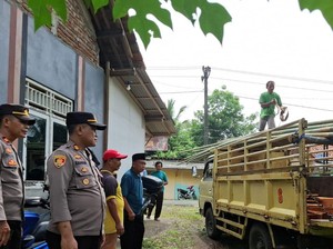 Polresta Banyumas Bantu Perbaiki Atap Rumah Warga Sawangan yang Rusak