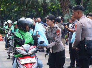 Polda Metro Gelar Jumat Peduli, Ojol Berterima Kasih ke Kapolda