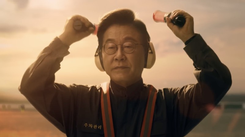 Sebuah video promosi berdurasi 75 detik untuk Konferensi Tingkat Tinggi (KTT) Kerja Sama Ekonomi Asia-Pasifik (APEC) 2025 menarik perhatian publik setelah menampilkan deretan tokoh ternama Korea Selatan, mulai dari bintang K-pop G-Dragon hingga Presiden Lee Jae Myung. (Tangkapan Layar Youtube/APEC 2025 KOREA)