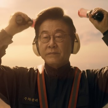 Momen Presiden Korsel Jadi Juru Parkir Pesawat, G-Dragon Pilot Ganteng