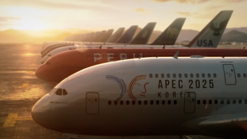 Sebuah video promosi berdurasi 75 detik untuk Konferensi Tingkat Tinggi (KTT) Kerja Sama Ekonomi Asia-Pasifik (APEC) 2025 menarik perhatian publik setelah menampilkan deretan tokoh ternama Korea Selatan, mulai dari bintang K-pop G-Dragon hingga Presiden Lee Jae Myung. (Tangkapan Layar Youtube/APEC 2025 KOREA)