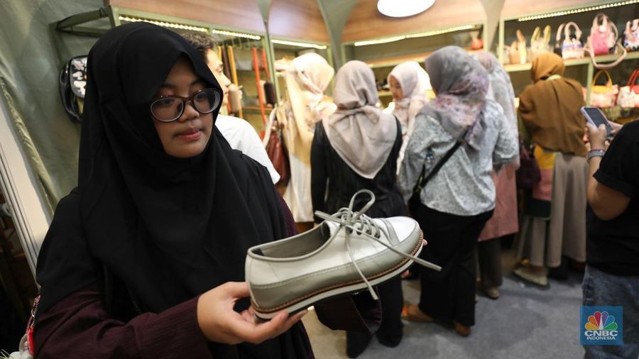 Sejumlah pengunjung memadati salah satu stand di acara International Handicraft Trade Fair (INACRAFT) 2025 Vol 4 di Jakarta International Convention Center, Jakarta, Jumat (3/10/2025). (Srealm Indonesia/Tri Susilo)