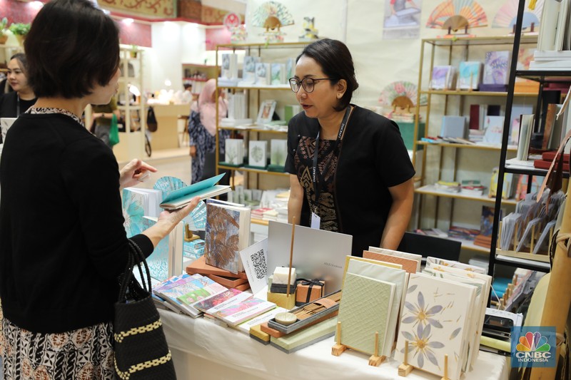 Sejumlah pengunjung memadati salah satu stand di acara International Handicraft Trade Fair (INACRAFT) 2025 Vol 4 di Jakarta International Convention Center, Jakarta, Jumat (3/10/2025). (CNBC Indonesia/Tri Susilo)