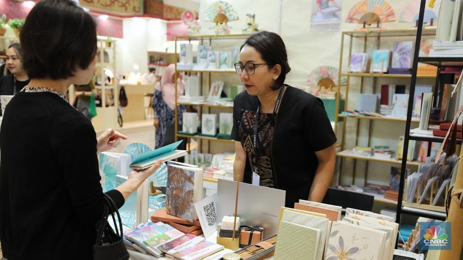 Sejumlah pengunjung memadati salah satu stand di acara International Handicraft Trade Fair (INACRAFT) 2025 Vol 4 di Jakarta International Convention Center, Jakarta, Jumat (3/10/2025). (Srealm Indonesia/Tri Susilo)