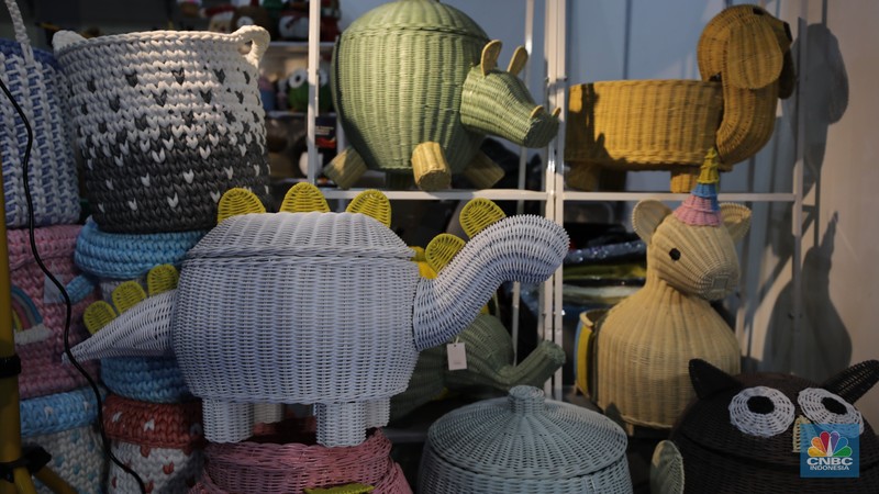 Sejumlah pengunjung memadati salah satu stand di acara International Handicraft Trade Fair (INACRAFT) 2025 Vol 4 di Jakarta International Convention Center, Jakarta, Jumat (3/10/2025). (CNBC Indonesia/Tri Susilo)