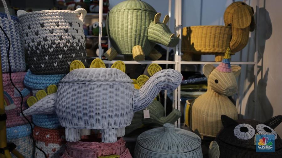 Sejumlah pengunjung memadati salah satu stand di acara International Handicraft Trade Fair (INACRAFT) 2025 Vol 4 di Jakarta International Convention Center, Jakarta, Jumat (3/10/2025). (Srealm Indonesia/Tri Susilo)