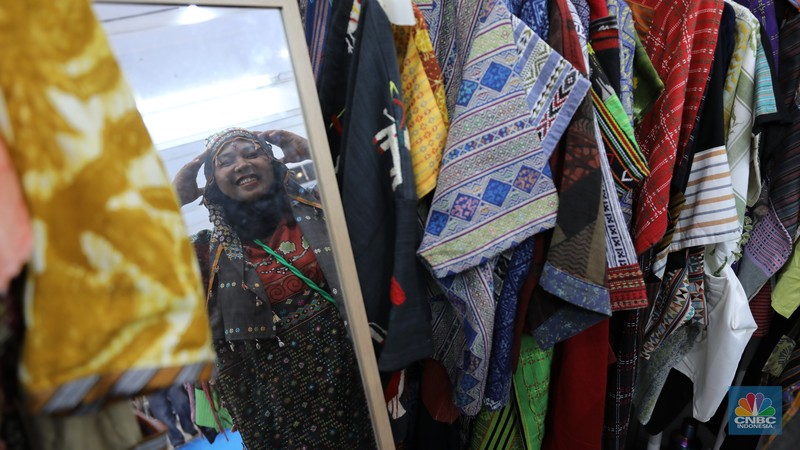 Sejumlah pengunjung memadati salah satu stand di acara International Handicraft Trade Fair (INACRAFT) 2025 Vol 4 di Jakarta International Convention Center, Jakarta, Jumat (3/10/2025). Sejumlah pengunjung memadati salah satu stand di acara International Handicraft Trade Fair (INACRAFT) 2025 Vol 4 di Jakarta International Convention Center, Jakarta, Jumat (3/10/2025). (CNBC Indonesia/Tri Susilo)