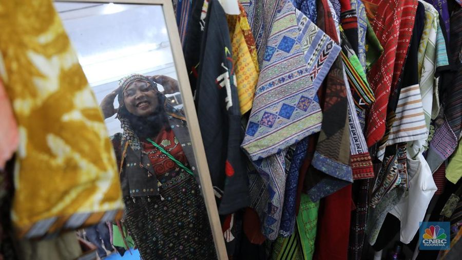 Sejumlah pengunjung memadati salah satu stand di acara International Handicraft Trade Fair (INACRAFT) 2025 Vol 4 di Jakarta International Convention Center, Jakarta, Jumat (3/10/2025). (Srealm Indonesia/Tri Susilo)