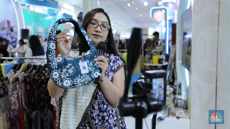 Sejumlah pengunjung memadati salah satu stand di acara International Handicraft Trade Fair (INACRAFT) 2025 Vol 4 di Jakarta International Convention Center, Jakarta, Jumat (3/10/2025). (Srealm Indonesia/Tri Susilo)