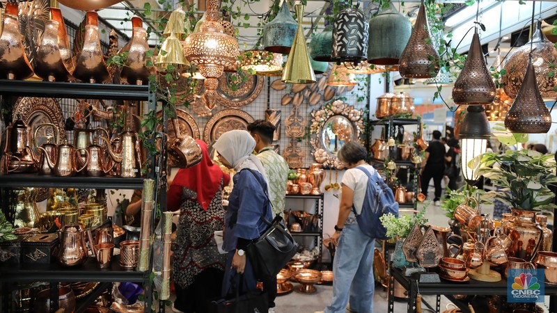 Sejumlah pengunjung memadati salah satu stand di acara International Handicraft Trade Fair (INACRAFT) 2025 Vol 4 di Jakarta International Convention Center, Jakarta, Jumat (3/10/2025). (CNBC Indonesia/Tri Susilo)