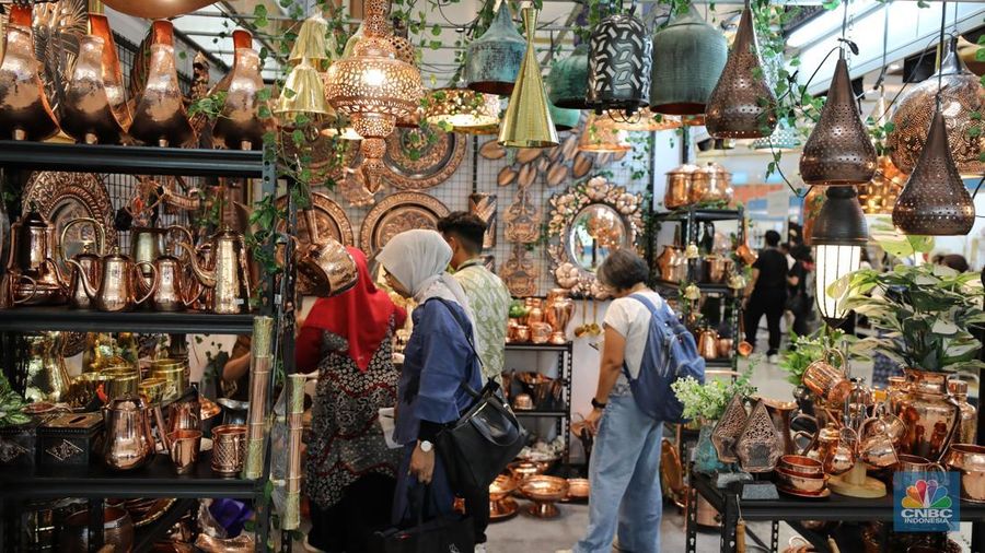 Sejumlah pengunjung memadati salah satu stand di acara International Handicraft Trade Fair (INACRAFT) 2025 Vol 4 di Jakarta International Convention Center, Jakarta, Jumat (3/10/2025). (Srealm Indonesia/Tri Susilo)