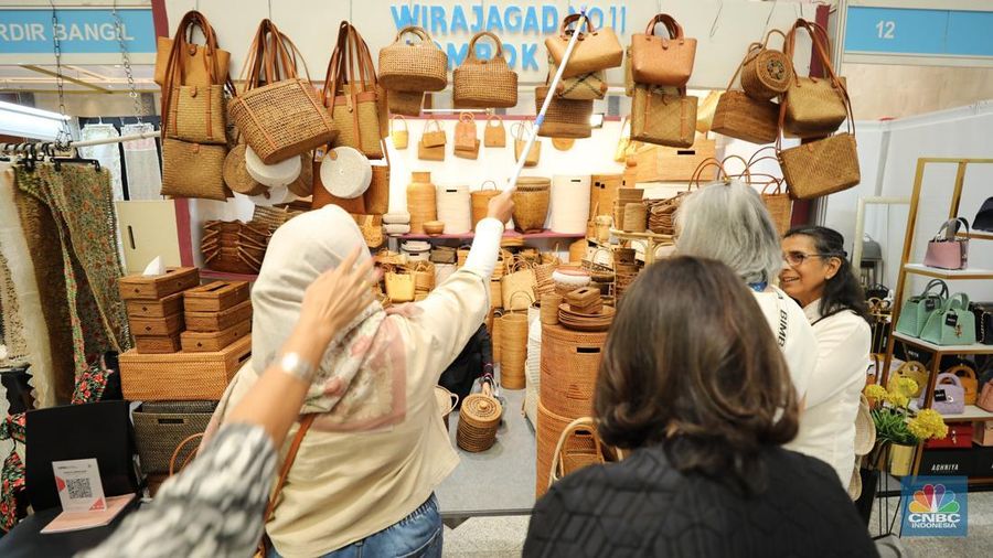 Sejumlah pengunjung memadati salah satu stand di acara International Handicraft Trade Fair (INACRAFT) 2025 Vol 4 di Jakarta International Convention Center, Jakarta, Jumat (3/10/2025). (Srealm Indonesia/Tri Susilo)