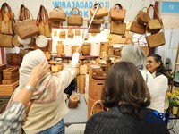 Sejumlah pengunjung memadati salah satu stand di acara International Handicraft Trade Fair (INACRAFT) 2025 Vol 4 di Jakarta International Convention Center, Jakarta, Jumat (3/10/2025). (CNBC Indonesia/Tri Susilo)