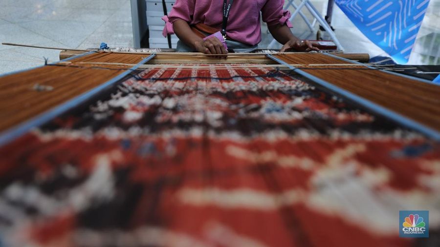 Sejumlah pengunjung memadati salah satu stand di acara International Handicraft Trade Fair (INACRAFT) 2025 Vol 4 di Jakarta International Convention Center, Jakarta, Jumat (3/10/2025). (Srealm Indonesia/Tri Susilo)