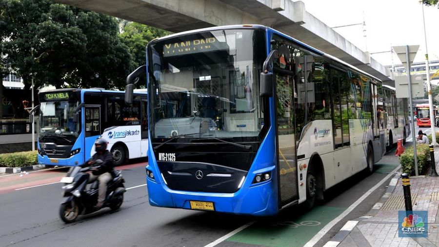 Sejumlah warga melintas di zebra cross halte Centrale Stichting Wederopbouw (CSW) di Kawasan Kebayoran Baru, Jakarta, Jumat, (3/10/2025). (Srealm Indonesia/Muhammad Sabki)