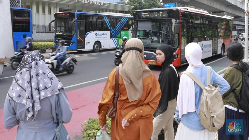 Sejumlah warga melintas di zebra cross halte Centrale Stichting Wederopbouw (CSW) di Kawasan Kebayoran Baru, Jakarta, Jumat, (3/10/2025). (CNBC Indonesia/Muhammad Sabki)