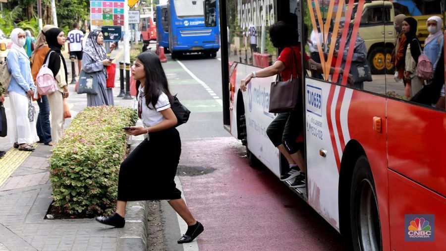 Sejumlah warga melintas di zebra cross halte Centrale Stichting Wederopbouw (CSW) di Kawasan Kebayoran Baru, Jakarta, Jumat, (3/10/2025). (CNBC Indonesia/Muhammad Sabki)