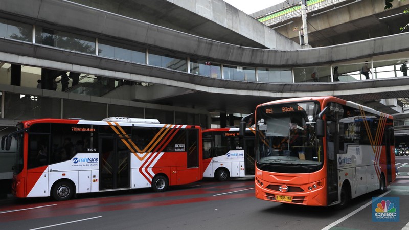 Sejumlah warga melintas di zebra cross halte Centrale Stichting Wederopbouw (CSW) di Kawasan Kebayoran Baru, Jakarta, Jumat, (3/10/2025). (CNBC Indonesia/Muhammad Sabki)